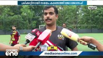 ഒരോവറില്‍ ഒരു വിക്കറ്റ്; പ്രചാരണച്ചൂടിനിടയിലും ക്രിക്കറ്റ് കളിയുമായി ജോ ജോസഫ്