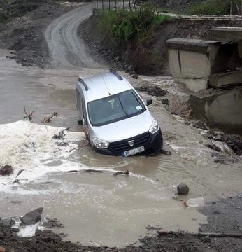 Kastamonu'da 14 köyü birbirine bağlayan köprü selde yıkıldı