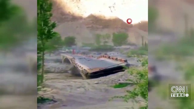 Pakistan'da sel felaketi: Köprünün yıkılma anı kamerada!