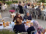 Kadıköy'de cami avlusunda Anneler Günü kahvaltısı