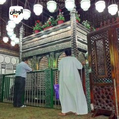 والله اشتقنا .. محبو آل البيت يتوافدون لزيارة ضريح سيدنا الحسين في أول دقائق بعد فتح المقام