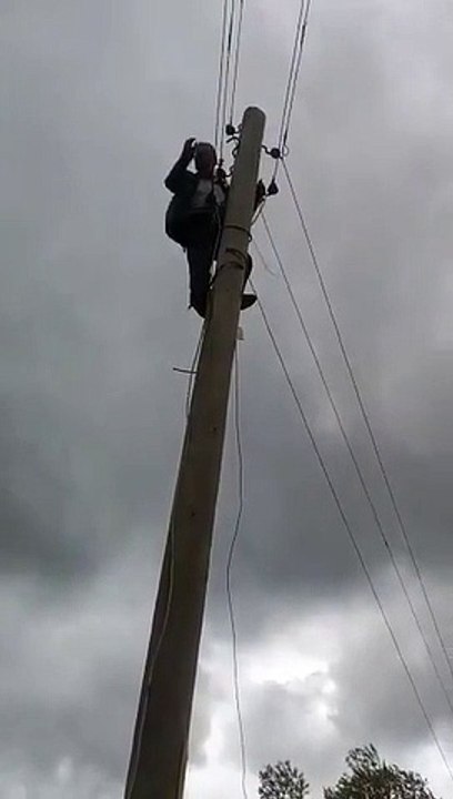 Köy muhtarı elektrik kesintisini protesto için direğe çıktı: "Ben AK Parti üyesiyim, bize hizmet edilmiyor"