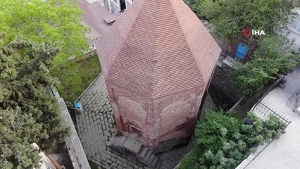 Tokat'ın Niksar ilçesinde bulunan anıt mezar ismi ile dikkat çekiyor