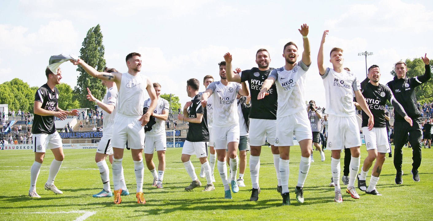 Skurriles Ballgeschiebe: Elversberg und Frankfurt schließen Nichtangriffspakt