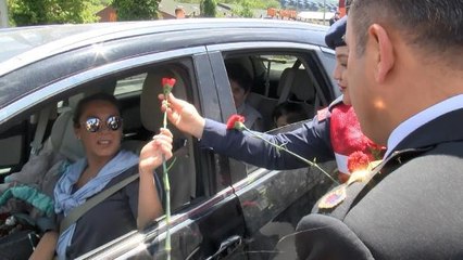 SARIYER'DE JANDARMADAN ANNELERE KARANFİL