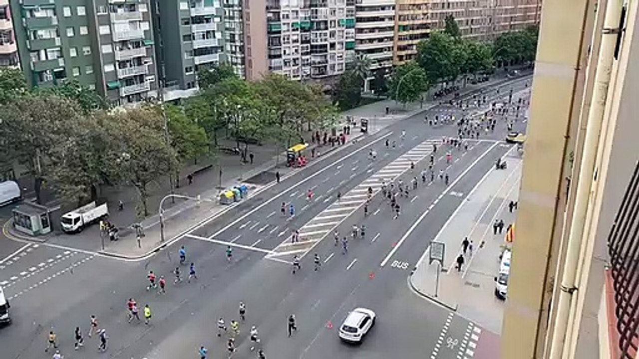 Vista de la Marat´ón de Barcelona desde un balcón de la Meridiana