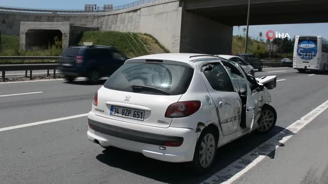 Otomobil, otobüs ile tırın arasında sıkıştı: 3 yaralı
