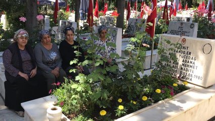 Anneler Günü'nde şehit er Yücedağ'ın kabrini bu yıl kız kardeşleri ziyaret etti