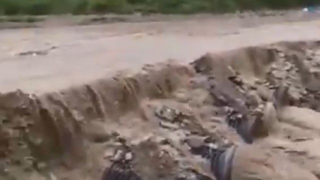 Türkeli'de dere taştı; köprü su altında kaldı