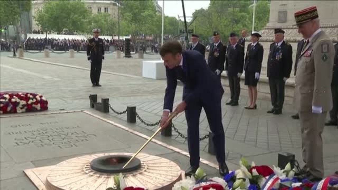 Macron preside los actos del Día de la Victoria en Francia con una ofrenda al soldado desconocido