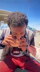 شاهد شاب سعودي تائه في المغرب فقد أمواله وإثباتاته الشخصية