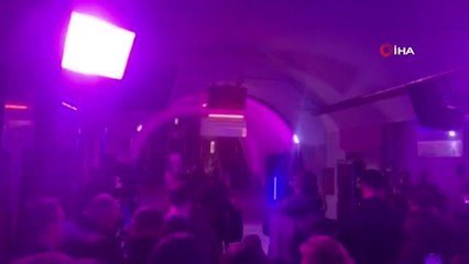 Kiev metrosunda U2'dan halka moral konseri