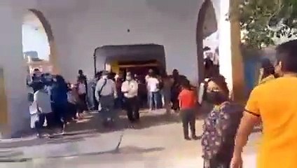 Cenazede tabuta vurdu ve dirildi! Korkudan kaçış izdihamı oldu...