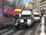 fumigene sur un casque d'un motard