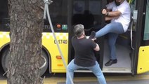 Kadıköy'de İETT şoförü ile yolcu arasında çıkan tartışma kavga dönüştü