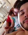 Murilo Huff postou vídeo em que ele, Marília Mendonça e o filho do casal, Léo, estão na cama assistindo TV