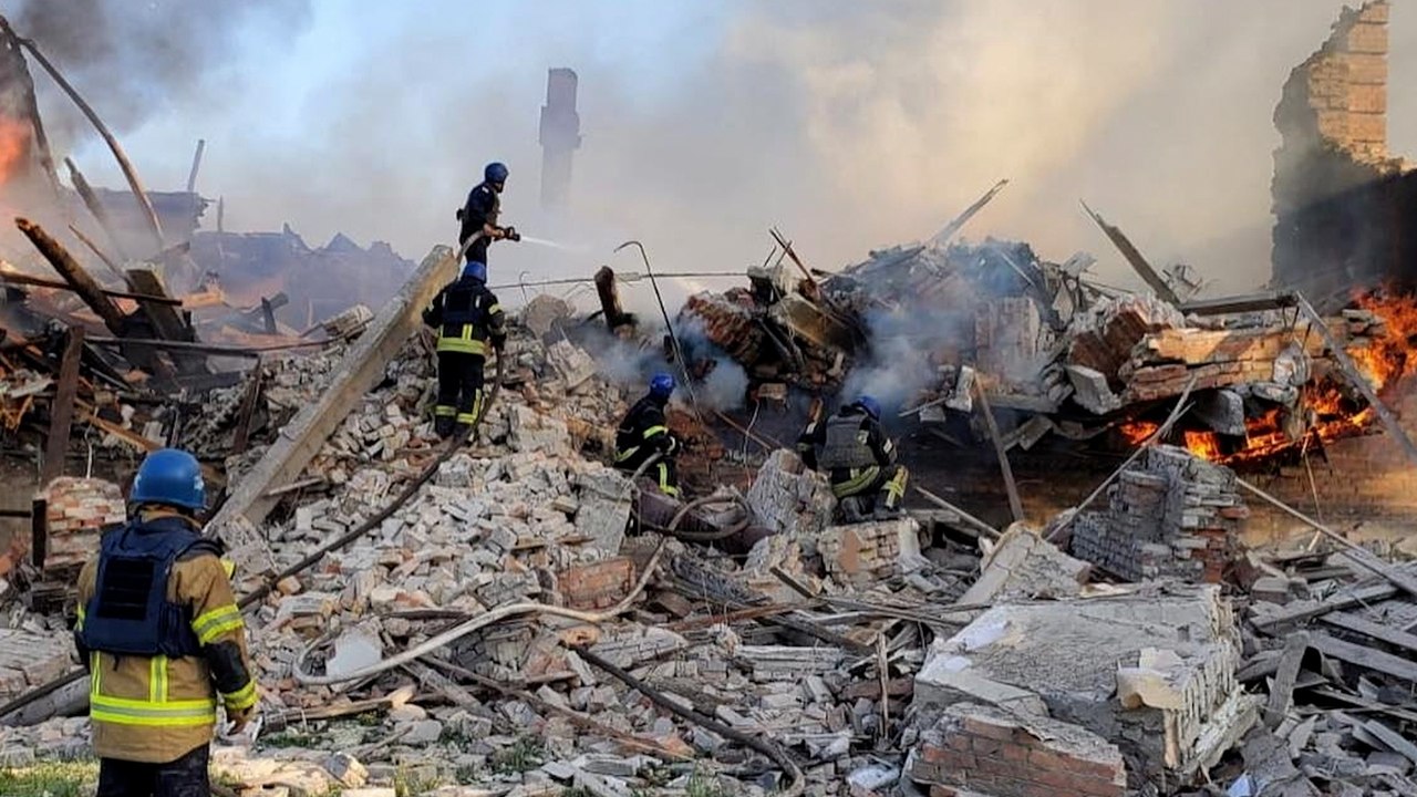 Guerre en Ukraine : une école « complètement détruite » par une frappe russe, 60 disparus