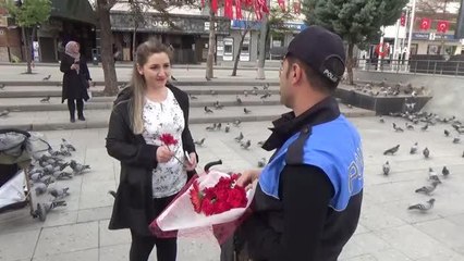 Polisler hem çiçek dağıttı hem de KADES'i hatırlattı