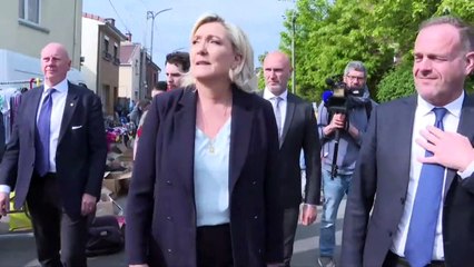 Législatives: Le Pen lance sa campagne en attaquant le "fou du roi" Mélenchon