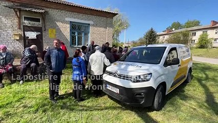 En Ukraine, des pensions distribuées sur la ligne de front en mains propres aux retraités