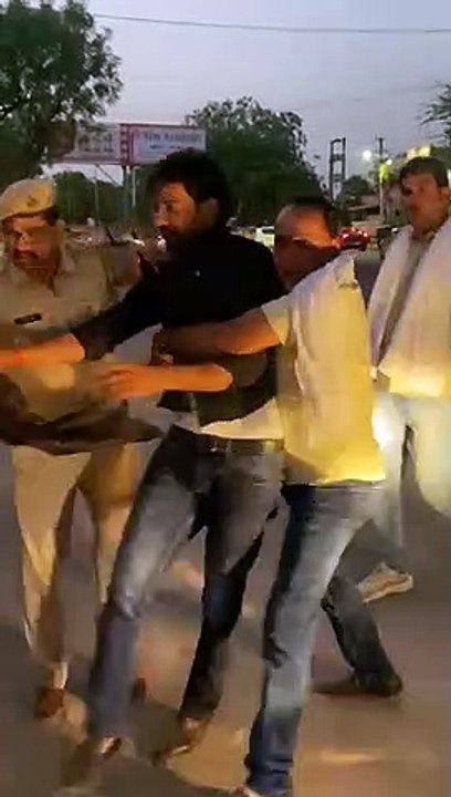 भाजपाइयों ने मंत्री जूली को दिखाए काले झंडे, तीन गिरफ्तार