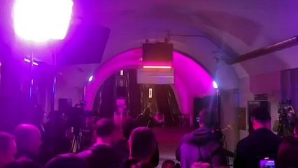 Bono visita Ucrania y da un concierto sorpresa en el metro