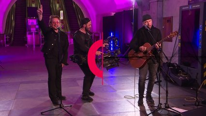 Μπόνο και The Edge τραγούδησαν ζωντανά στο μετρό του Κιέβου