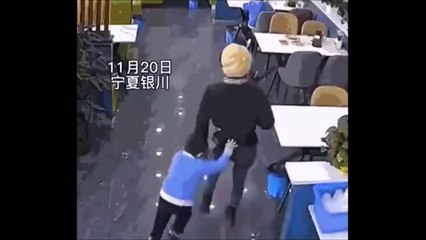 Ce petit hooligan va très vite arreter ses bêtises