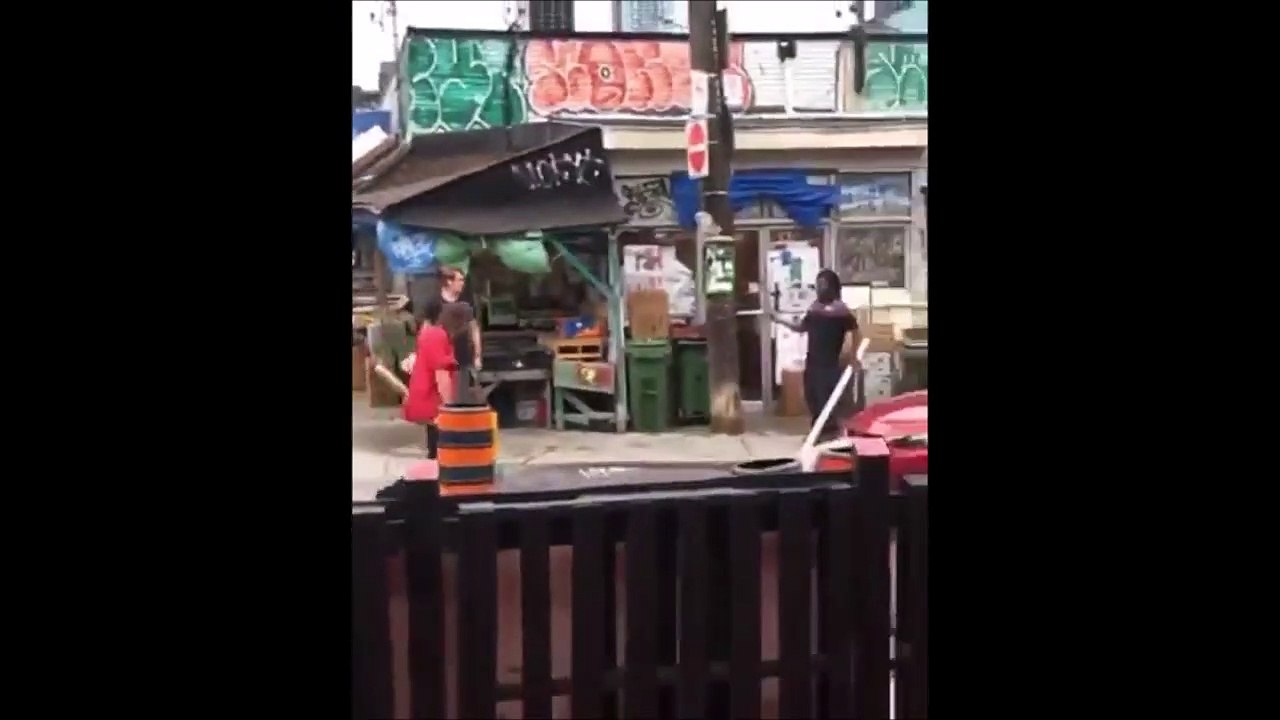 Cours vite si tu ne sais pas manier le baton...