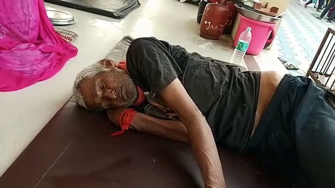 जिस बेटे को दुनिया दिखाई उसी ने लकवाग्रस्त पिता...