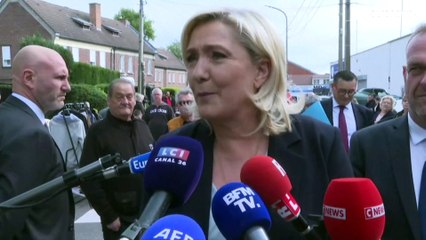 Le Pen e Mélenchon já lutam pela maioria nas legislativas francesas