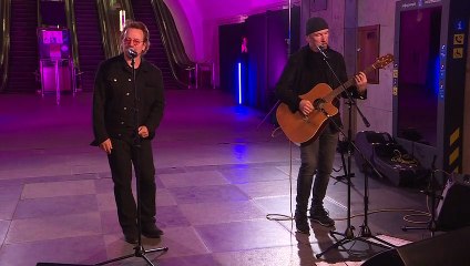 Bono, vocalista do U2, faz show em metrô de Kiev