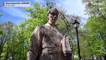 بدون تعليق: عمال متحف دمر في خاركيف الأوكرانية يلملمون قطعا وأغراضا تاريخية