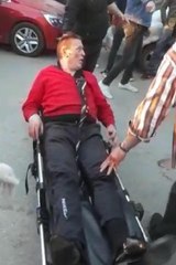 KENDİSİNDEN ÇAY ALMAYAN ESNAFIN İŞ YERLERİNİN CAMLARINI KIRDI