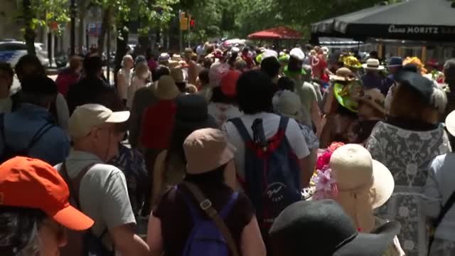 Vuelve a las calles de Barcelona el glamur del Paseo con Sombrero