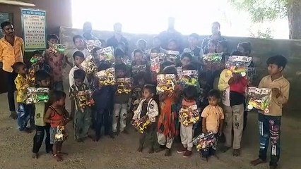 मदर्स डे : 150 बच्चों को बांटे खिलौने