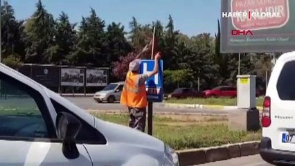 Yerde bulduğu Türk bayrağını temizleyip astı