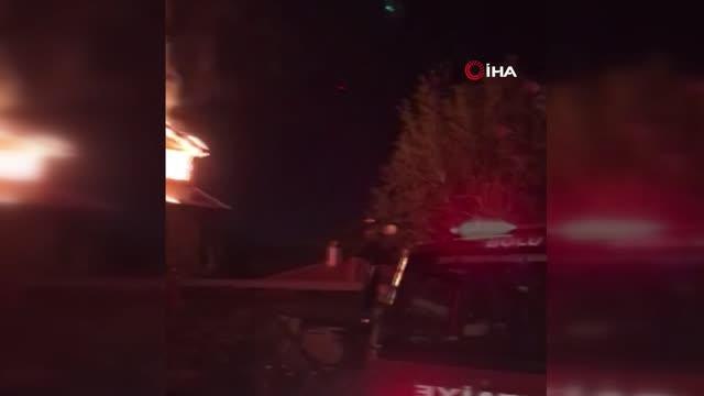 3 katlı apartmanın çatı katı alev alev yandı