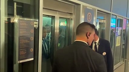 Alcaraz sí tuvo pasillo: Cientos de aficionados le aclamaron dos horas después de la final