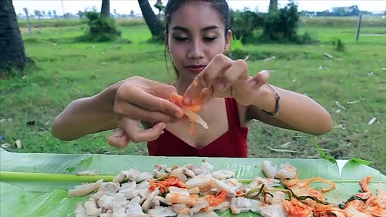 किमची के साथ सूअर का मांस खाना  / Eating Pork with kimchi