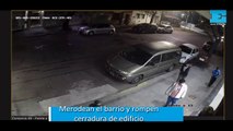 Merodean el barrio y rompen cerradura de edificio