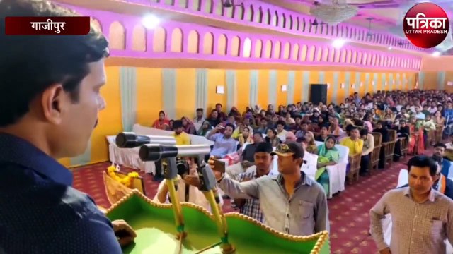 टैबलेट और स्मार्टफोन पाकर खिले छात्र-छात्राओं के चेहरे