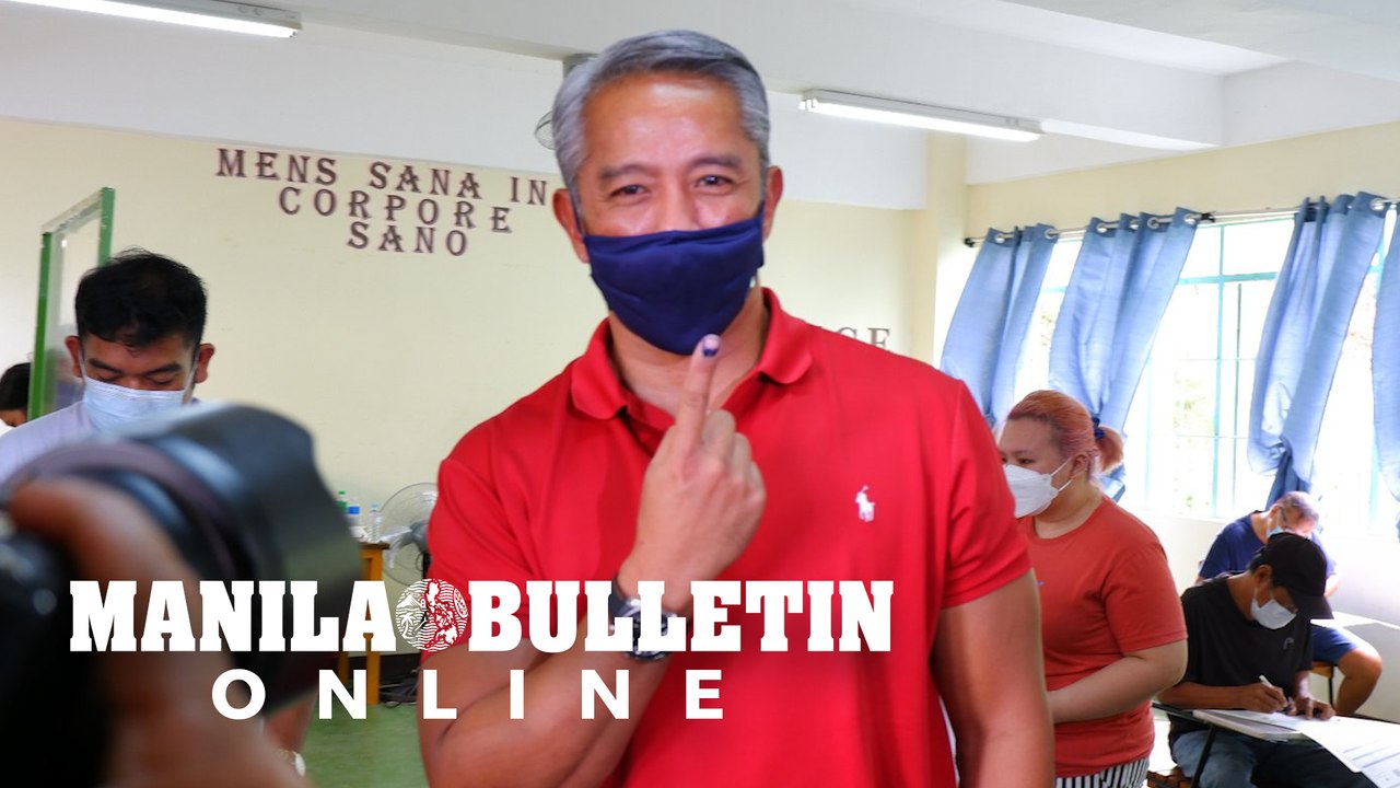 LOOK: Reelectionist Cavite Gov. Jonvic Remulla casts his vote at 2B Toclong Elementary School in Imus