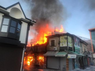 AFYONKARAHİSAR - Çıkan yangında 15 iş yeri kullanılamaz hale geldi