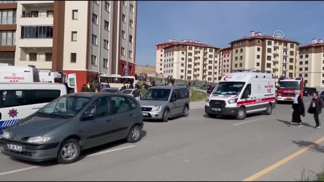Sincan'da okul servis aracının bina duvarına çarpması sonucu 10 kişi yaralandı
