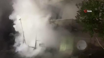 İki katlı ev alev alev yandı