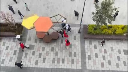 ARNAVUTKÖY'DE CADDEDE TEKMELİ YUMRUKLU 'TELEFON' KAVGASI