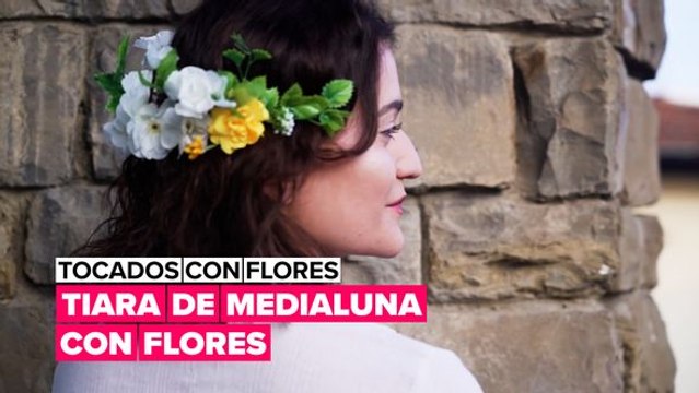 Tocados con flores: una tiara de medialuna con flores