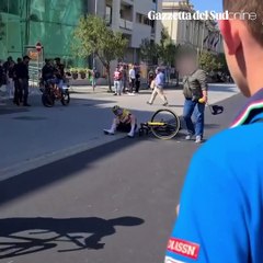 Anziano fa cadere ciclista al Giro d'Italia
