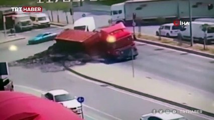 Kavşaktan dönen kamyon devrildi: Hurda metaller etrafa saçıldı